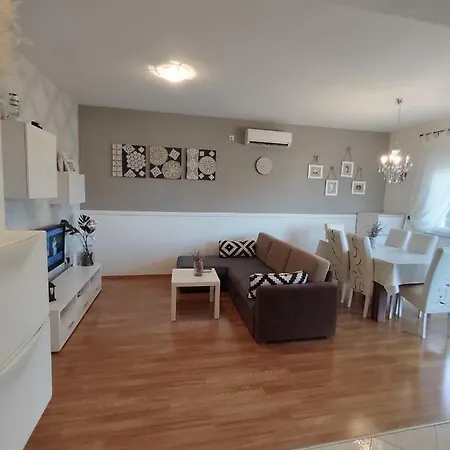 Διαμέρισμα Karla I Ivano Mandre