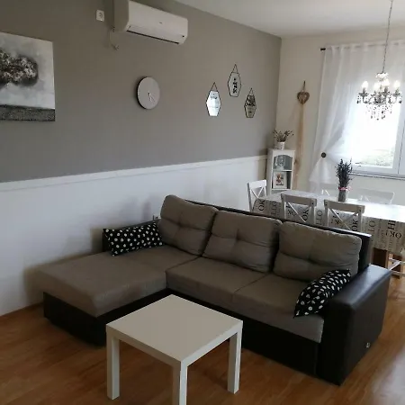 Karla I Ivano Apartment Mandre